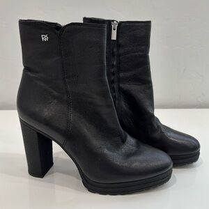 DKNY Womens Tessi Faux Suede Ankle Booties. Size 10